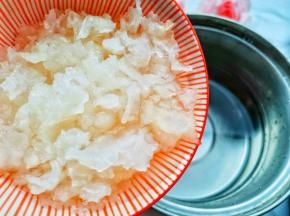 锅里放水煮开，放入银耳，