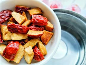 红枣倒进去煮15分钟左右，