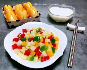 清淡爽口的凉拌三彩萝卜装入盘中就大功告成了