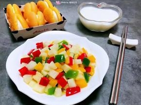 清淡爽口的凉拌三彩萝卜装入盘中就大功告成了