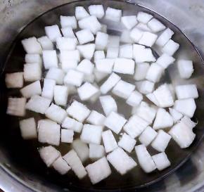 腌制入味的白萝卜用清水多冲洗几遍去除辣味和多余的咸味