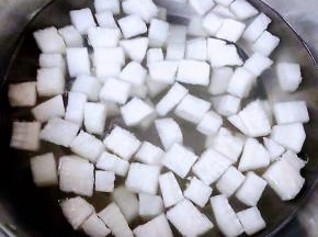 腌制入味的白萝卜用清水多冲洗几遍去除辣味和多余的咸味