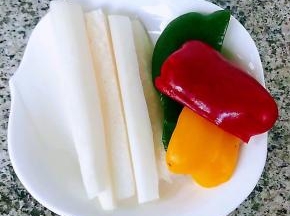 准备原材料白萝卜去皮洗净切成长条青椒、黄椒、红椒去蒂去籽洗净备用