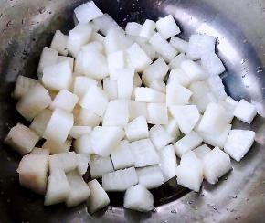 处理好的白萝卜攥干水分备用