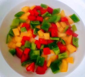 同萝卜一样撒上适量盐轻轻拌匀腌制十分钟入味后立即放入清水中冲洗几遍再沥干水份备用