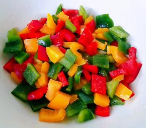 彩椒切成大小均匀的小块状