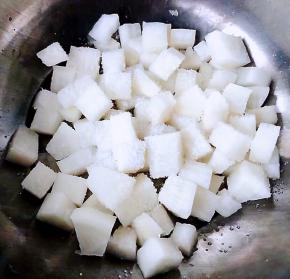 撒上适量盐简单揉搓后腌制十分钟