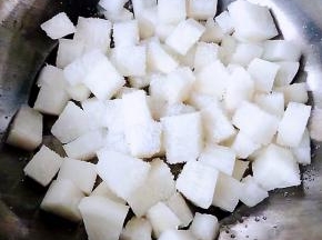 撒上适量盐简单揉搓后腌制十分钟