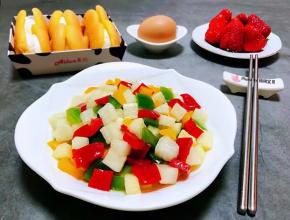 白萝卜和彩椒的营养价值非常丰富经常食用对身体有益