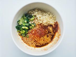 调酸辣汁：碗底放1勺白芝麻十1勺大蒜末十1勺葱花十1勺辣椒粉，淋半碗热油，