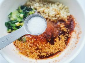 半勺盐十1勺白糖，搅拌均匀。