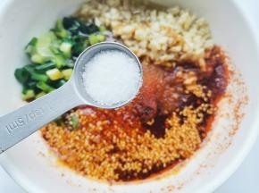 半勺盐十1勺白糖，搅拌均匀。