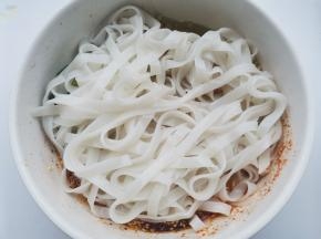 锅中烧开水放入河粉煮熟，捞出放在酸汤汁里，
