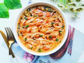 加点熟花生米，撒点葱花搅拌均匀就可以吃啦~