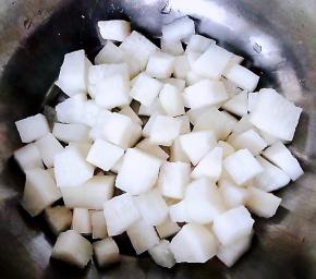 白萝卜切成大小均匀的小块状