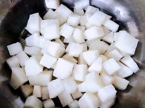 白萝卜切成大小均匀的小块状