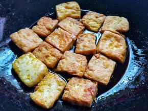 锅中多加点油，下豆腐煎至两面金黄，