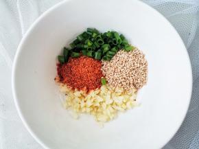 调汁：碗中加1勺蒜末、 1勺辣椒面、1勺葱花、1勺白芝麻、