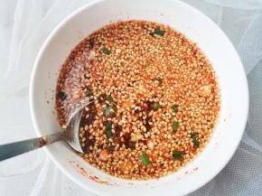 再加小半碗水搅拌均匀。