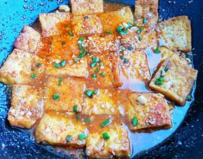 豆腐倒入调好的汁中小火煮至汤汁快干，撒葱花即可。