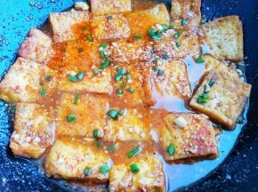 豆腐倒入调好的汁中小火煮至汤汁快干，撒葱花即可。