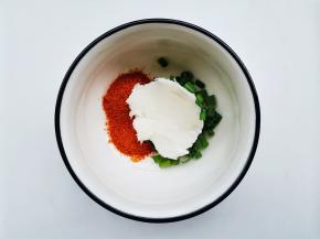 葱末，辣椒粉放入碗中，加入一大勺猪油。