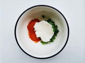 葱末，辣椒粉放入碗中，加入一大勺猪油。
