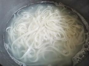 锅中烧开水，放入河粉煮3分钟，捞出与调好的料汁充分拌匀，完成。