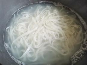 锅中烧开水，放入河粉煮3分钟，捞出与调好的料汁充分拌匀，完成。
