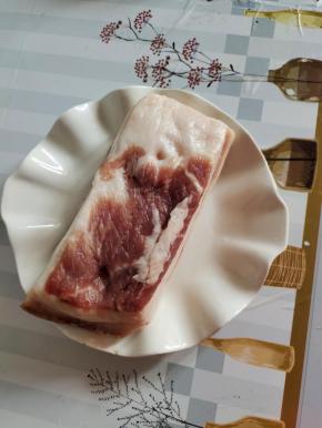 一大早去市场买了一块肉回来，中午做炸肉馍吃！