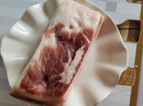 一大早去市场买了一块肉回来，中午做炸肉馍吃！