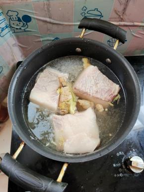 猪肉洗净，切成小块，放入锅里，加入适量的水，生姜，料酒，一勺盐开火煮！