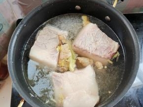 猪肉洗净，切成小块，放入锅里，加入适量的水，生姜，料酒，一勺盐开火煮！