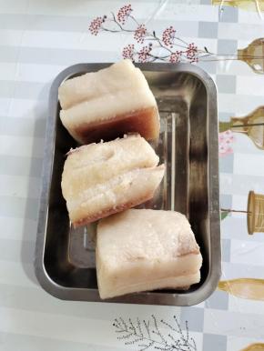 煮熟的肉，捞起来，晾凉备用！