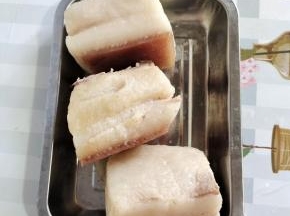 煮熟的肉，捞起来，晾凉备用！