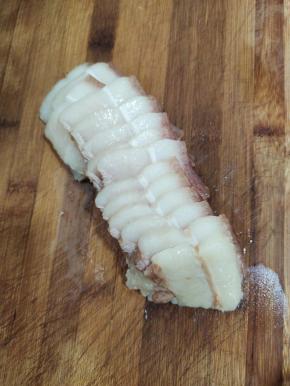 晾凉的猪肉切成薄片备用！