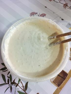 一碗面粉，加入两勺玉米淀粉，1克泡打粉，一勺椒盐混合均匀，再放入一个鸡蛋，适量的水，充分搅拌成稍微浓稠的糊状备用！