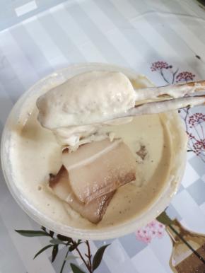 切好的猪肉放进面糊糊里。均匀的裹上一层面糊！