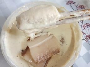 切好的猪肉放进面糊糊里。均匀的裹上一层面糊！