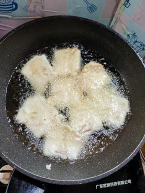 油温七成热，放入裹好面糊的肉块，进去炸！