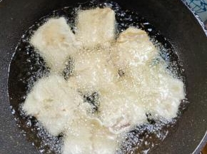 油温七成热，放入裹好面糊的肉块，进去炸！