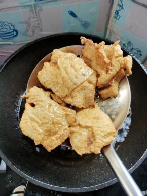 炸至肉馍两面金黄酥脆就可以捞出控油备用！