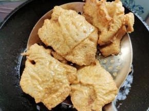 炸至肉馍两面金黄酥脆就可以捞出控油备用！