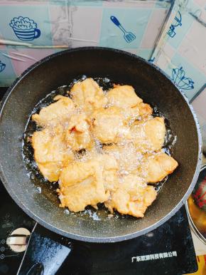 炸好的肉馍，再次放进油锅里，复炸一遍，更酥脆！