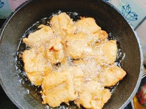 炸好的肉馍，再次放进油锅里，复炸一遍，更酥脆！