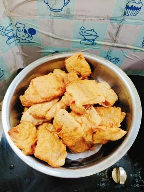 看看炸了满满一大盆呢！这下可以吃个过瘾啦！（吃不完的冰箱冷藏保存，吃的时候，在油锅里复炸一遍就可以了！）