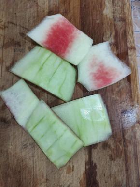 西瓜皮削掉外面的皮，清洗干净备用！（西瓜瓤取出来切成小块儿吃！）