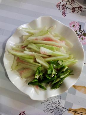 西瓜皮切成薄片，青椒洗净切成小块备用！