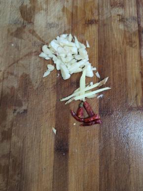 蒜瓣切成小块，生姜切成丝，干辣椒切成段备用！