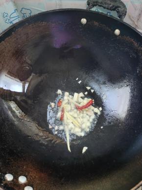 起锅烧油，放入生姜，蒜瓣，干辣椒爆香！